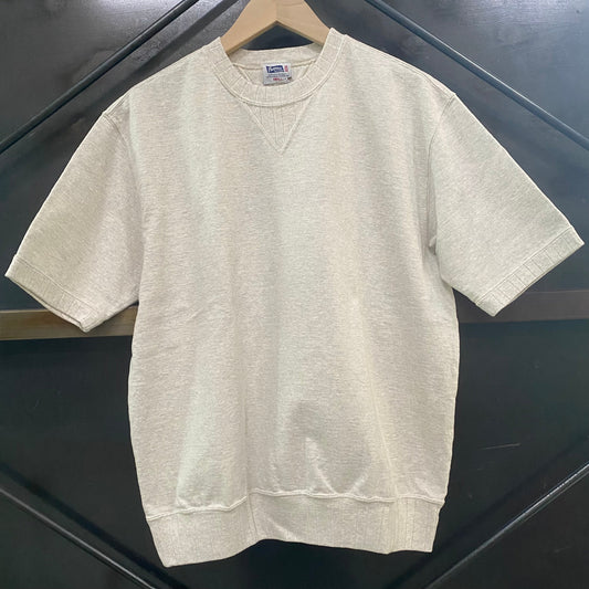Tシャツタイプの半袖カットソー