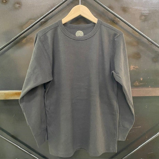 シンプルな長袖Tシャツ