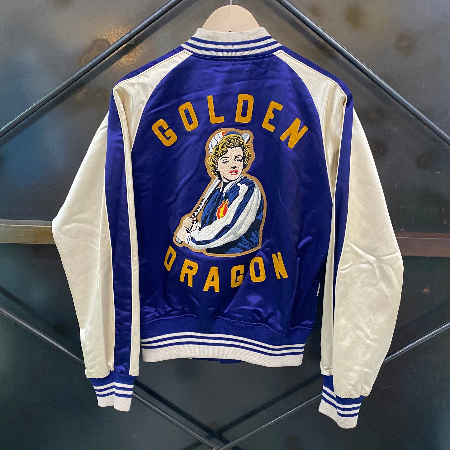 TOY'S McCOY/トイズマッコイ COTTON/RAYON SATEEN BASEBALL JACKET MARILYN MONROE " GOLDEN DRAGON "/ TMJ2303