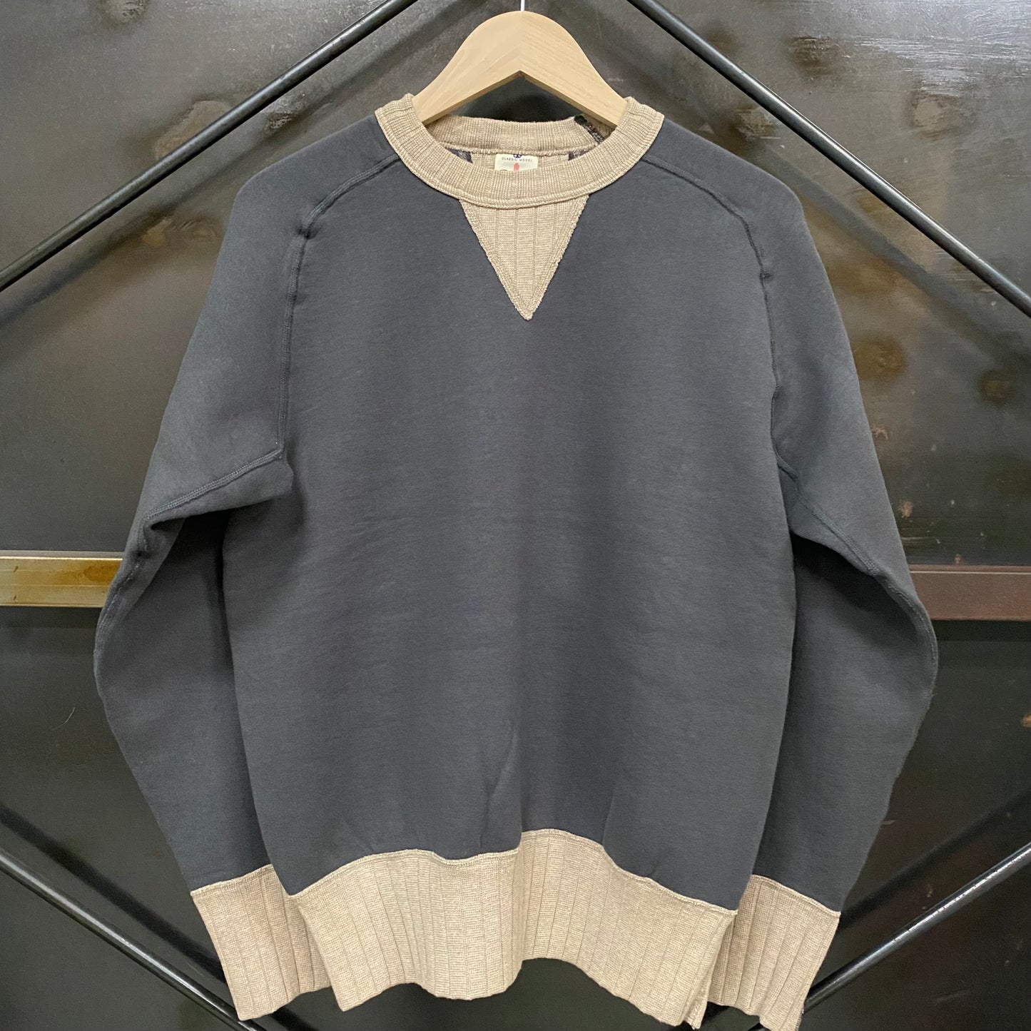 TWO MOON/トゥームーン V-GUSSET FREEDOM SLEEVE SWEATSHIRTS Vガセットフリーダムスリーブスエット/25303-72 72 D GRAY×MOKU KHAKI Dグレー×杢カーキ スウェット ｜南国 高知のジーパン屋 ORIGINAL