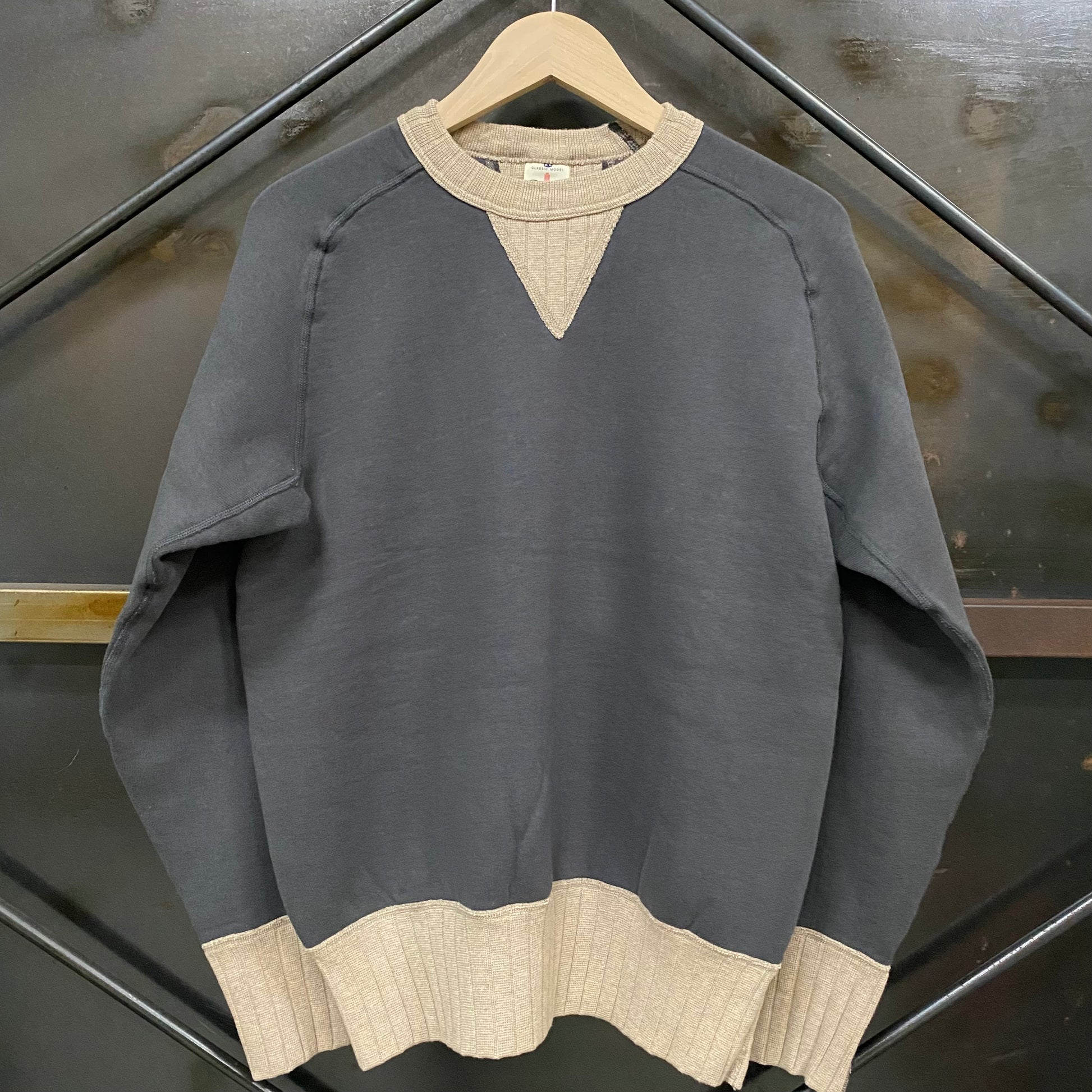 TWO MOON/トゥームーン V-GUSSET FREEDOM SLEEVE SWEATSHIRTS Vガセットフリーダムスリーブスエット/25303-72 72 D GRAY×MOKU KHAKI Dグレー×杢カーキ スウェット ｜南国 高知のジーパン屋 ORIGINAL