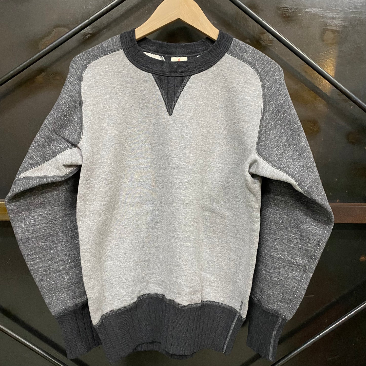TWO MOON/トゥームーン V-GUSSET FREEDOM SLEEVE SWEATSHIRTS Vガセットフリーダムスリーブスエット/25303-77 77 HEATHER GRAY×ARAMOKU×KOIMOKU ヘザーグレー粗杢×濃杢 スウェット ｜南国 高知のジーパン屋 ORIGINAL
